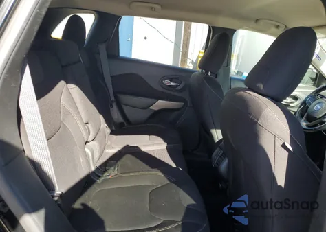 2017 Jeep Cherokee Latitude z USA, uszkodzony, nr VIN 1C4PJMCBXHD220542